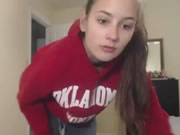 فتاة جامعية جميلة جدًا تجرد نفسها