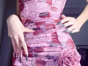 فتاة ذات صدر مثالي